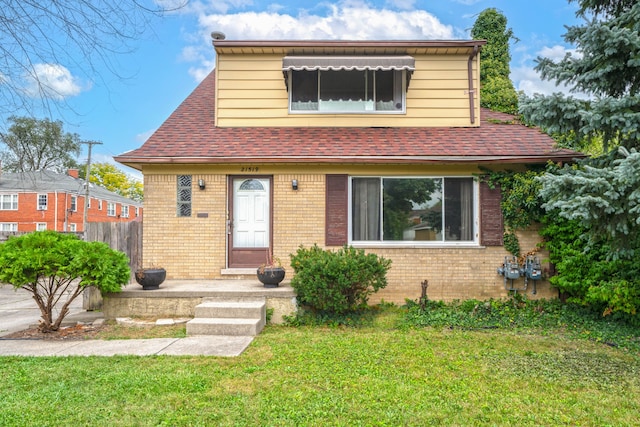 view of front of house featuring a front lawn