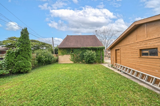 view of yard featuring an outdoor structure