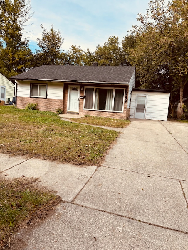 ranch-style home with a front yard