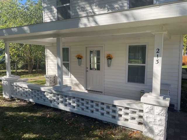 property entrance featuring a porch