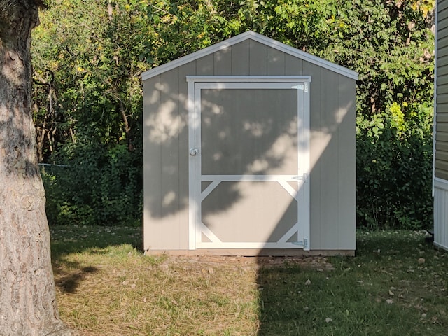 view of outdoor structure featuring a yard