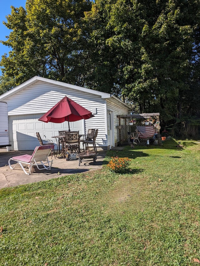 view of yard featuring a patio area