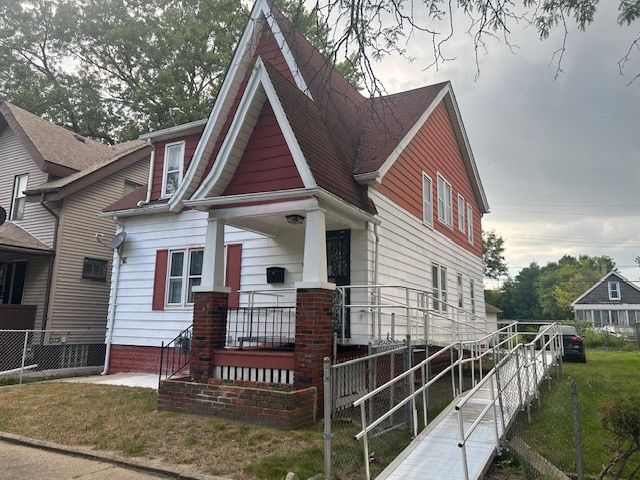 view of front facade with covered porch and a front yard