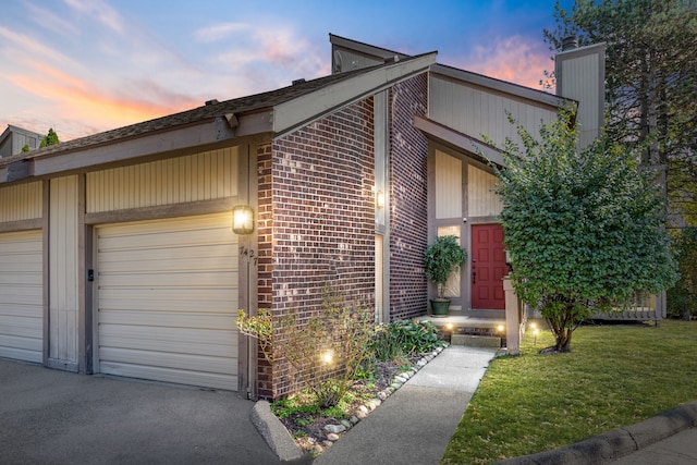 view of front of house featuring a yard and a garage