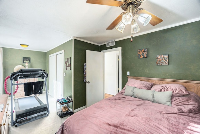 bedroom featuring ceiling fan, crown molding, and a closet