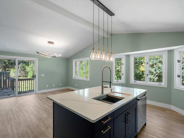 kitchen with sink, vaulted ceiling, stainless steel dishwasher, an island with sink, and light hardwood / wood-style floors