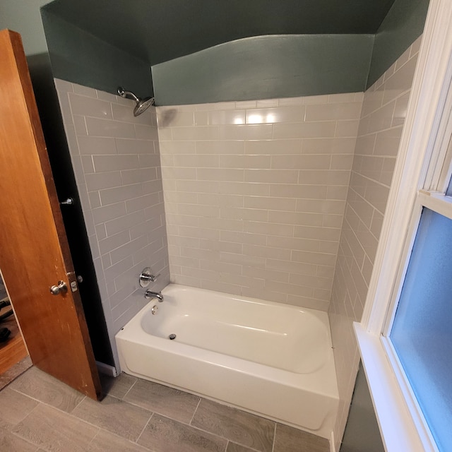 bathroom featuring tiled shower / bath