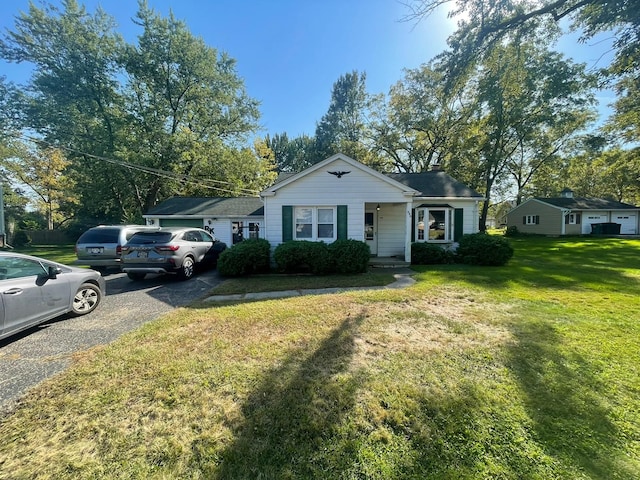 ranch-style house featuring a front lawn