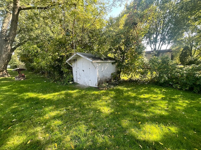 view of yard featuring a storage unit