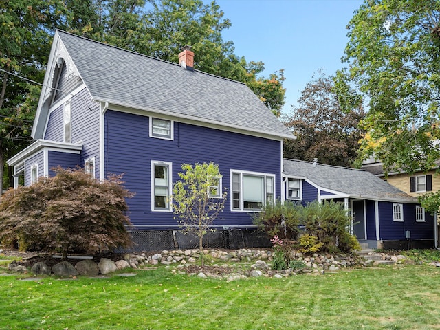 view of front of property with a front yard