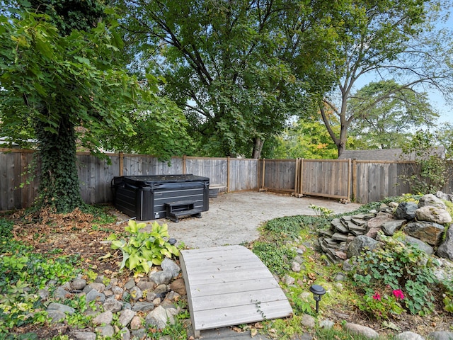 view of yard with a hot tub