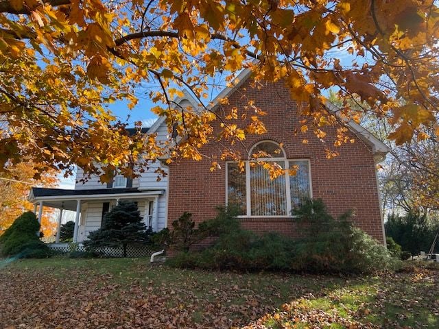 view of front of property with a front yard