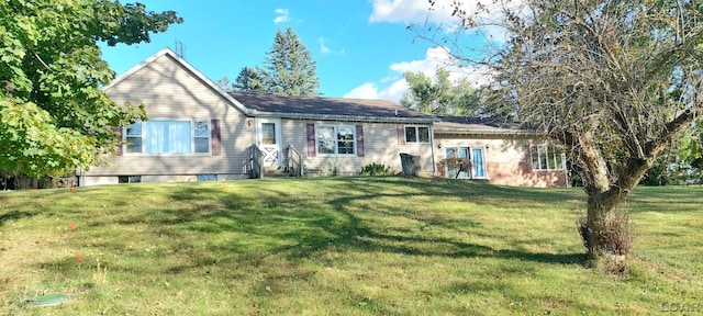 view of front facade featuring a front lawn