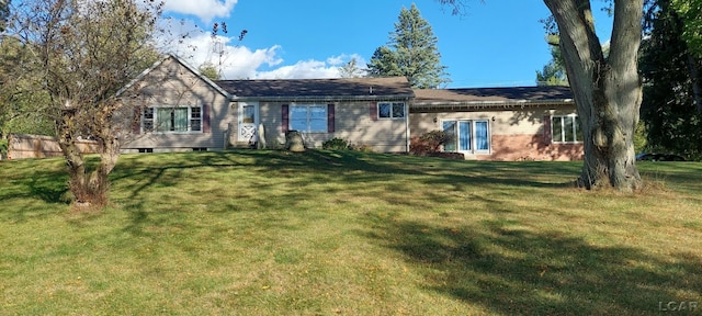 view of front facade featuring a front yard