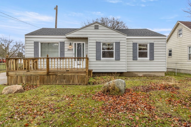 view of front of home featuring a front yard