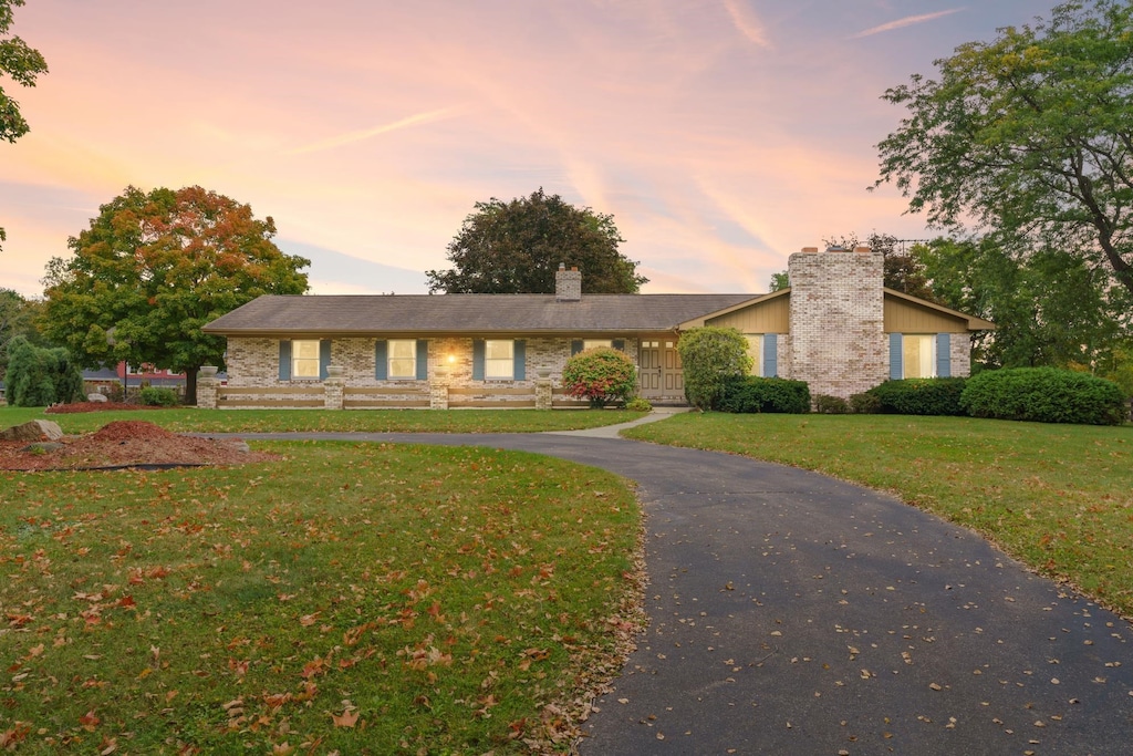 single story home with a yard