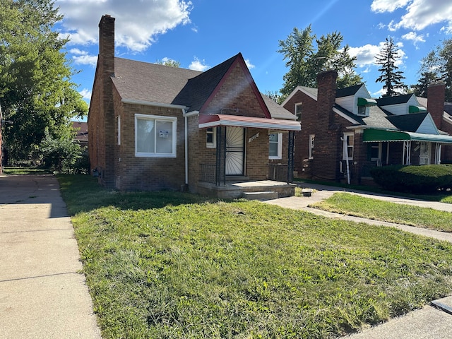 view of front facade featuring a front yard