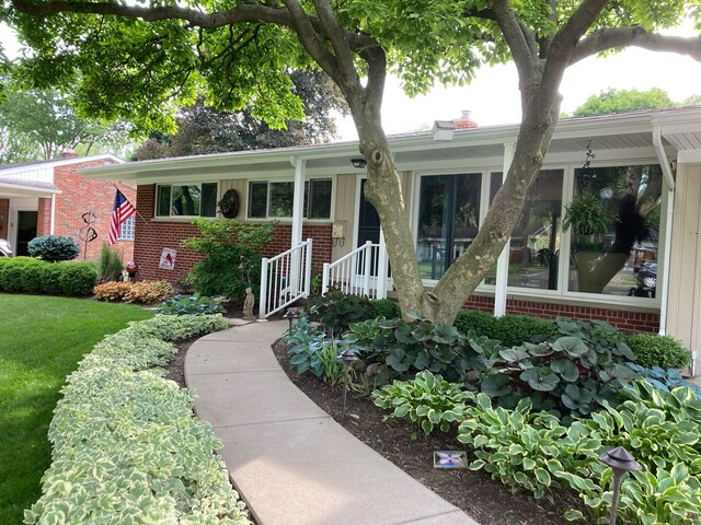 view of front of house featuring a front lawn