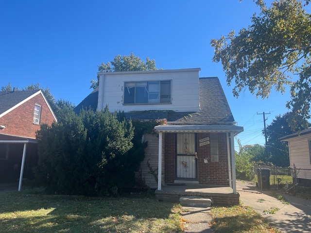 view of front of home with a front lawn