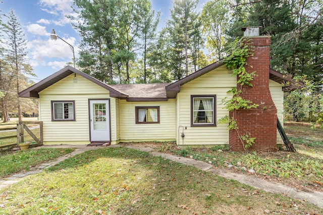 view of front of property with a front yard