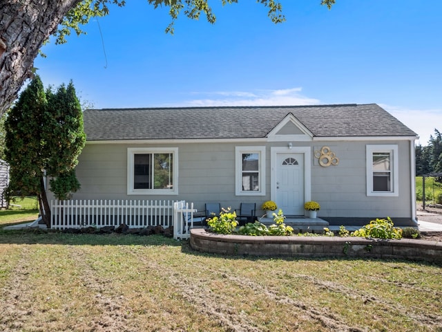 single story home with a front lawn