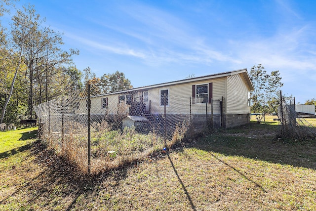 view of front of house featuring a front yard