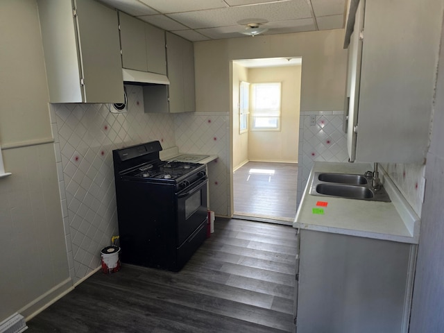 kitchen featuring a paneled ceiling, dark hardwood / wood-style flooring, sink, and black range with gas cooktop