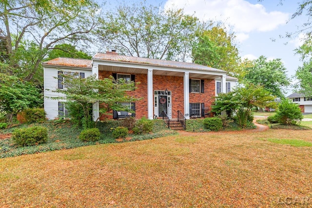 view of front of home featuring a front yard