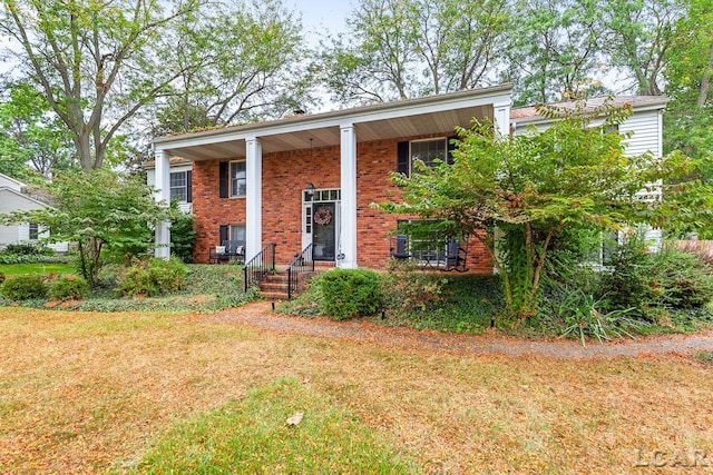 split foyer home with a front yard