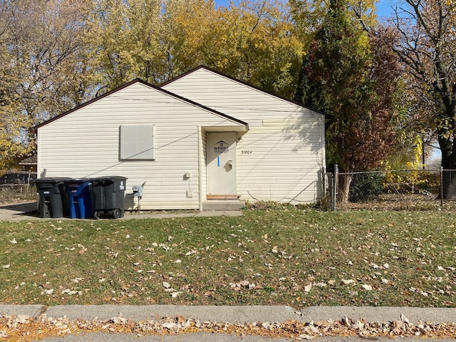 view of front of home featuring a front yard