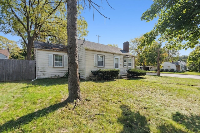 view of front facade featuring a front lawn