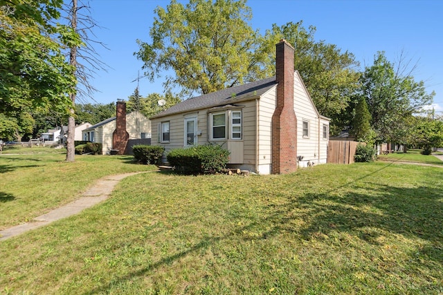 view of front of house featuring a front lawn