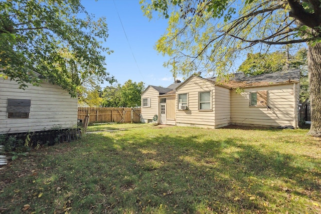 back of house featuring a lawn