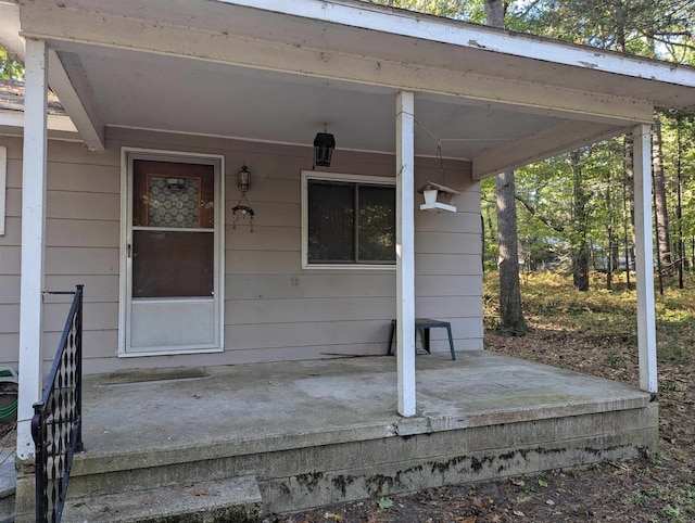 property entrance featuring a porch