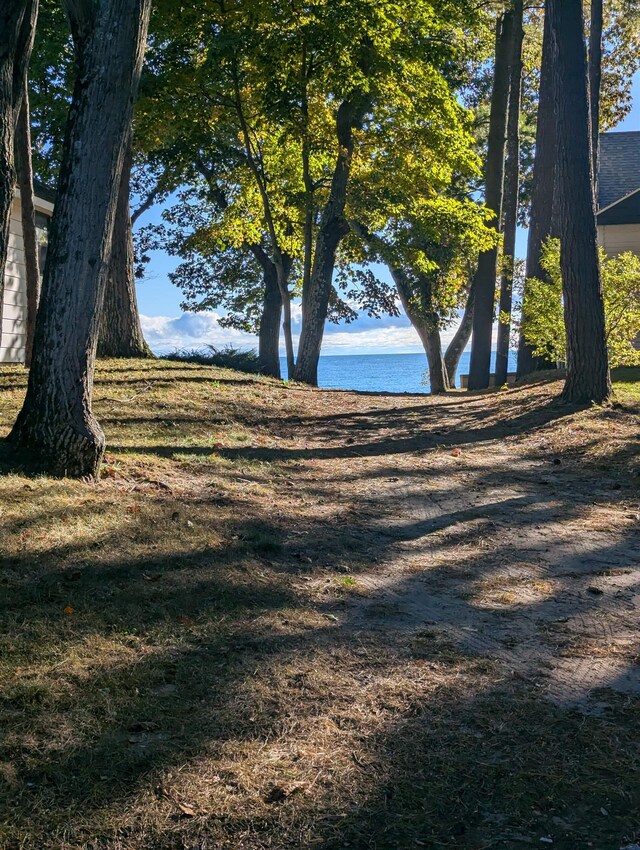 view of yard featuring a water view