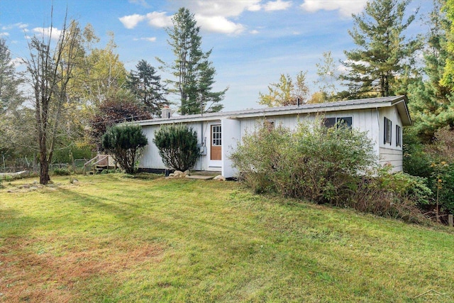 view of front of home featuring a front lawn