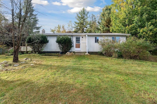 view of front of home featuring a front yard