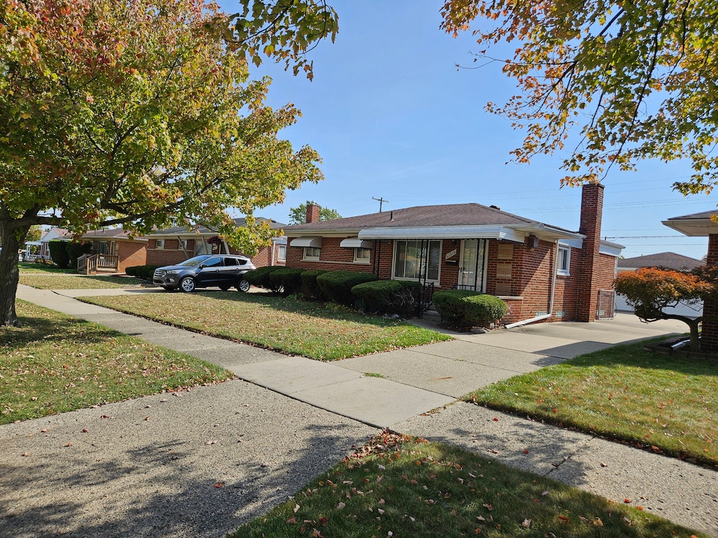 view of front of house with a front yard