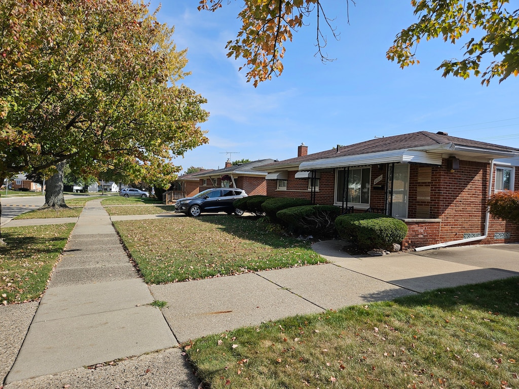 view of front of property featuring a front lawn