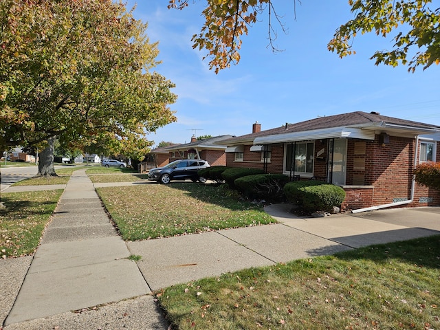 view of front of property featuring a front lawn