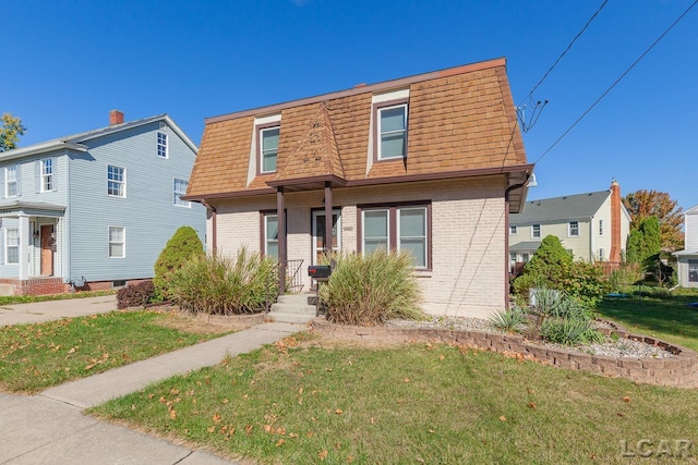 view of front of property featuring a front lawn