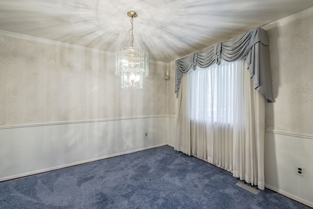 spare room featuring crown molding, carpet floors, and a notable chandelier