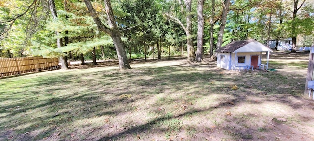 view of yard featuring a storage unit