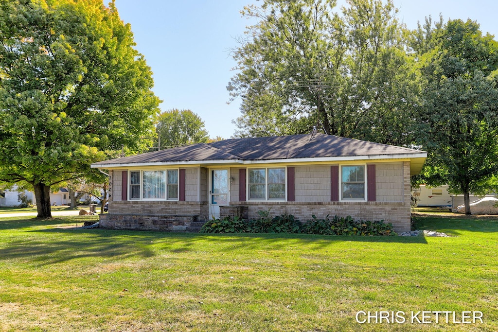 ranch-style home with a front yard