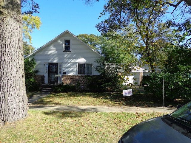 view of front facade featuring a front lawn