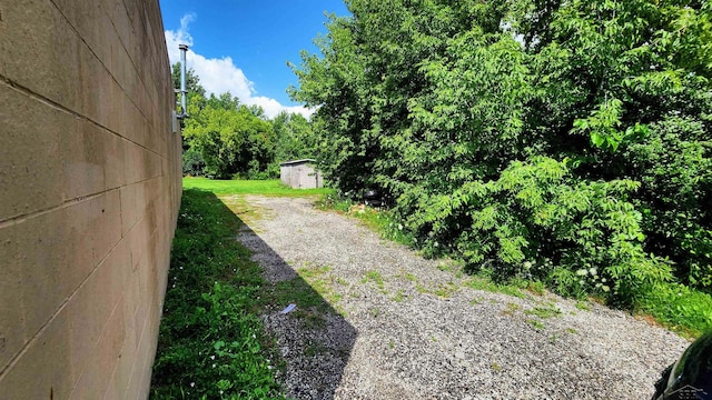 view of yard featuring a storage shed