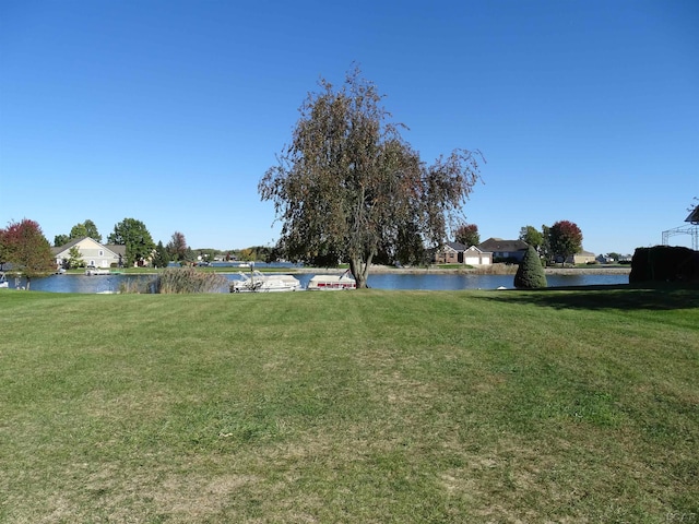 view of yard featuring a water view