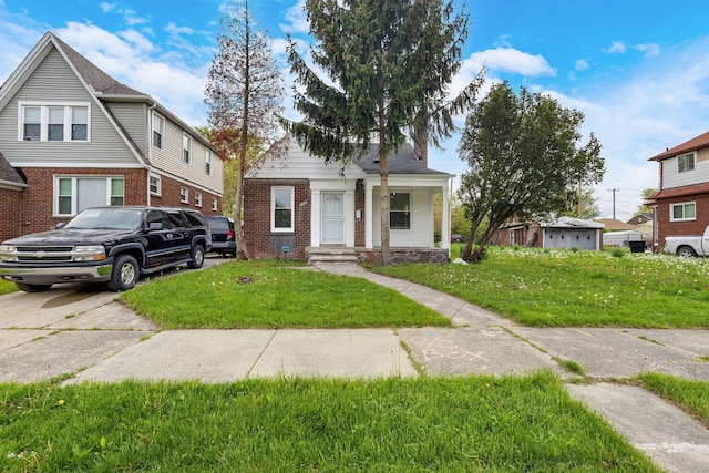 view of front of house with a front lawn