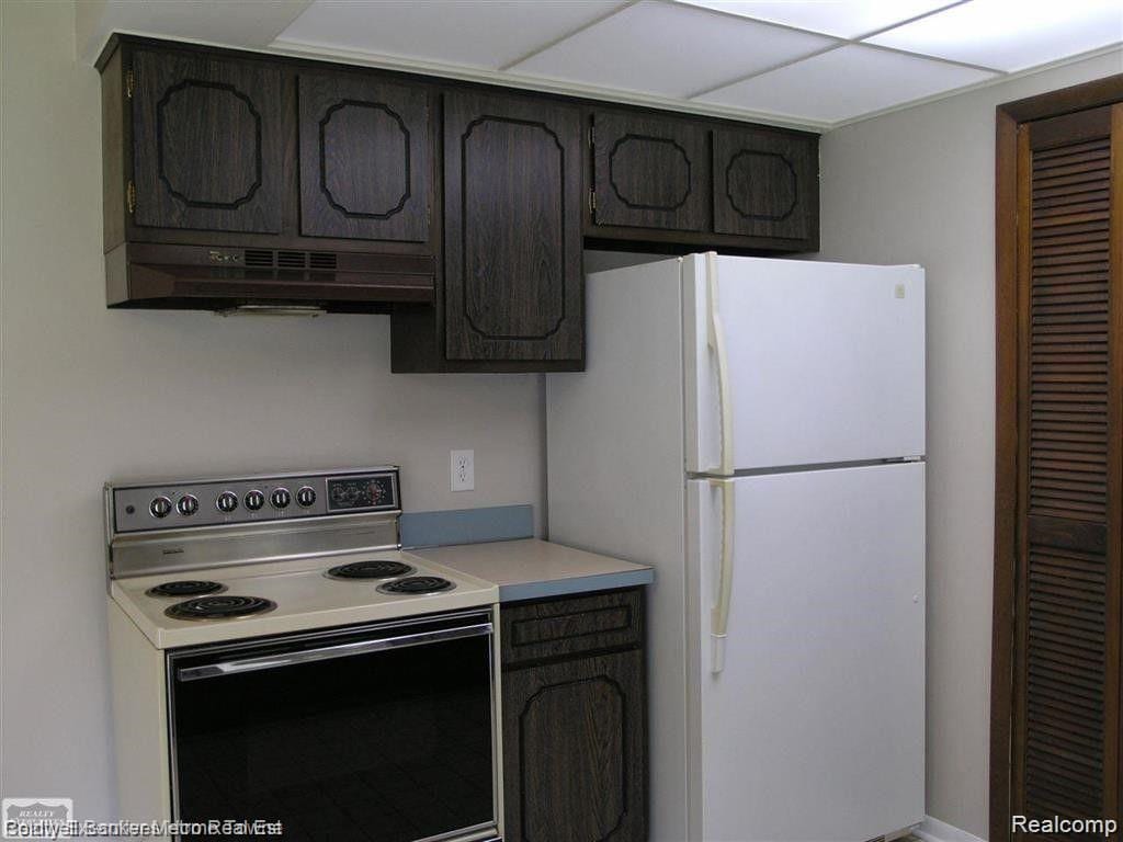 45367 Gable Inn St, Shelby Twp, MI 48317 - photo 2