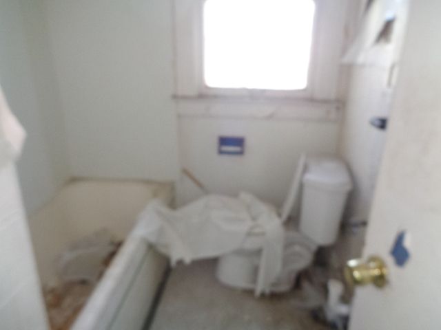 16017 San Juan Dr, Detroit, MI 48238 - full bath with toilet and a bathtub